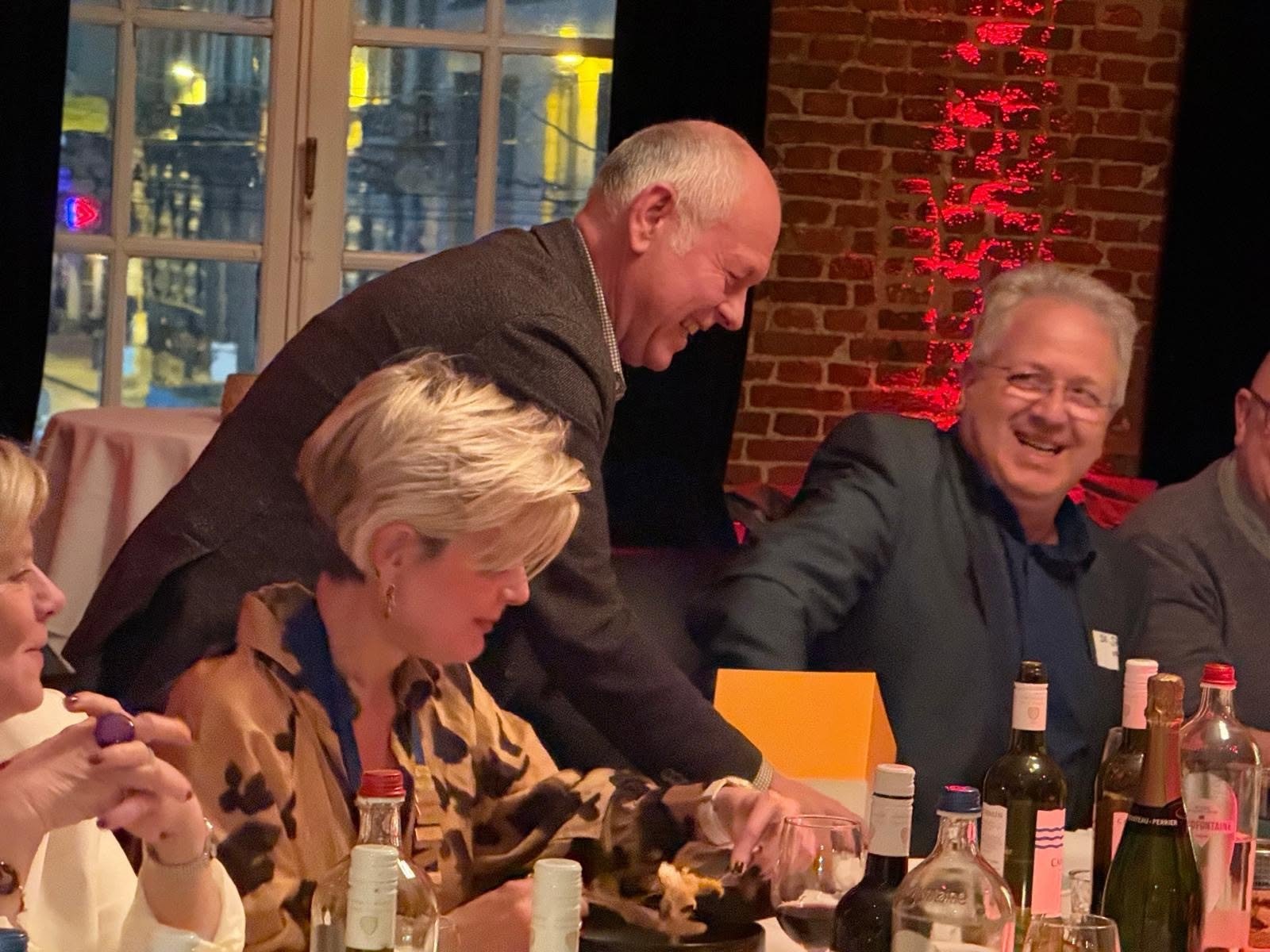 Samen toasten op vriendschap en verdraagzaamheid